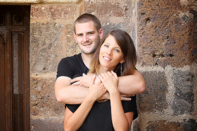 Photo d'un couple heureux adossé au mur d'une maison
